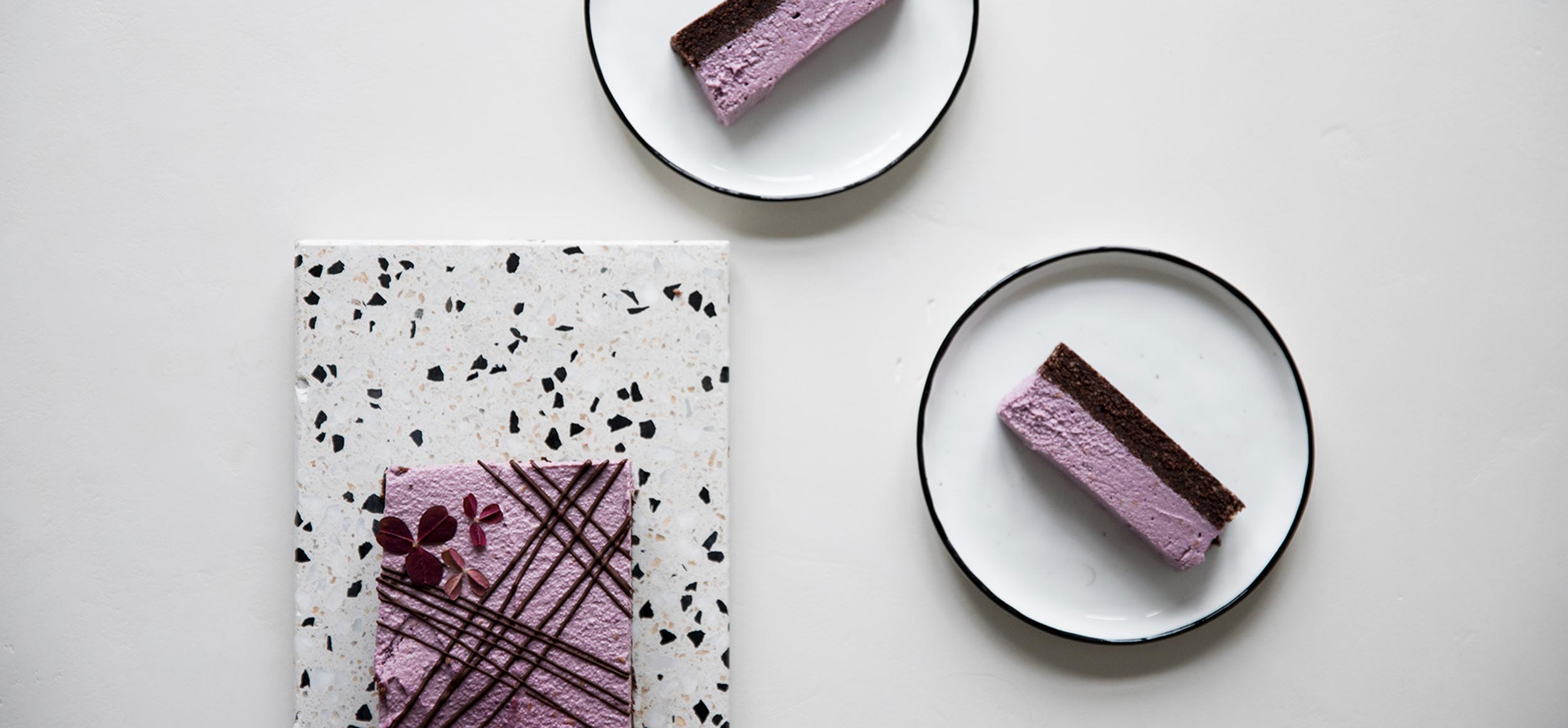 Raw raspberry cake with cocoa-cashew base (no baking required) - HERMESETAS AU